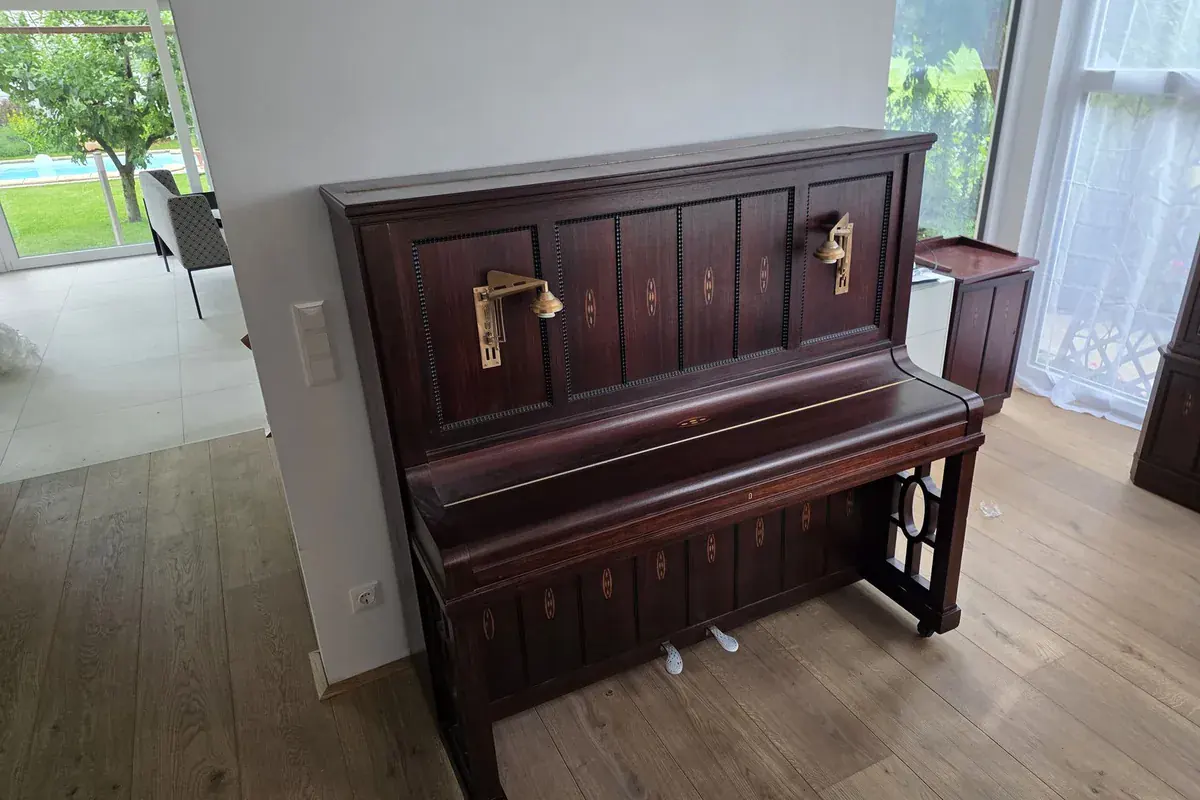 Antikes Pianino mit Messing-Kerzenhaltern