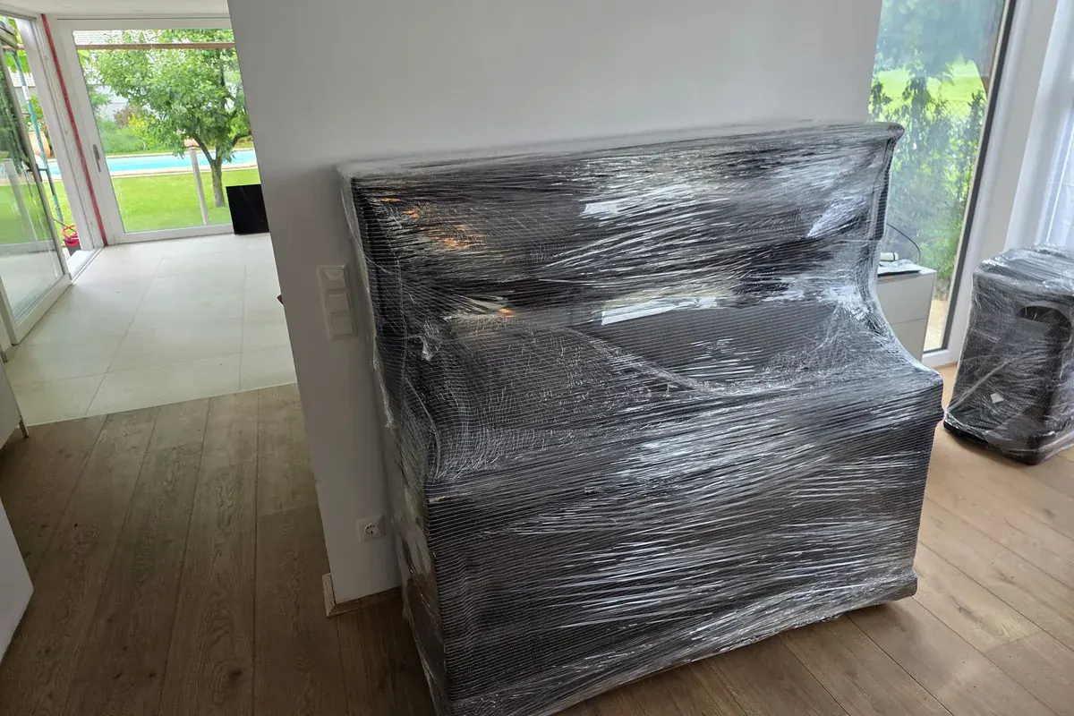 Klavier — vollflächig verpackt und auf dem Schlitten — Transportfertig