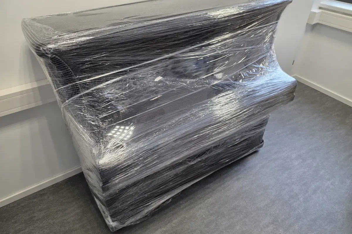 Klavier — verpackt für Stiege und Fahrt — Transportfertig