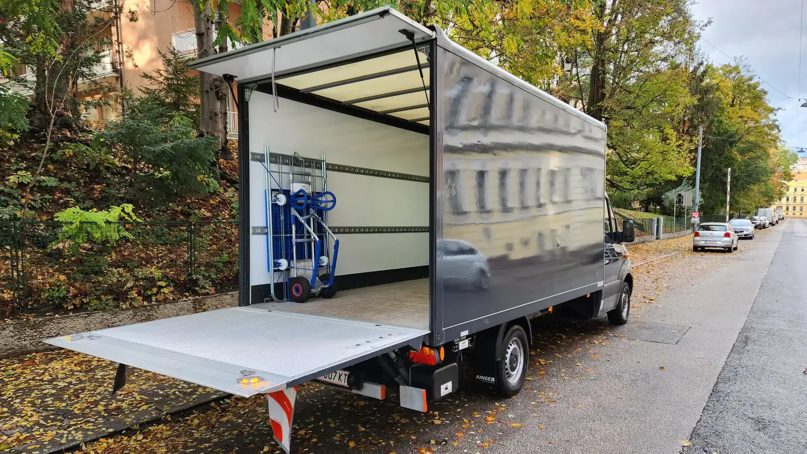 LKW von FlexiTrans mit abgesenkter Hebebühne