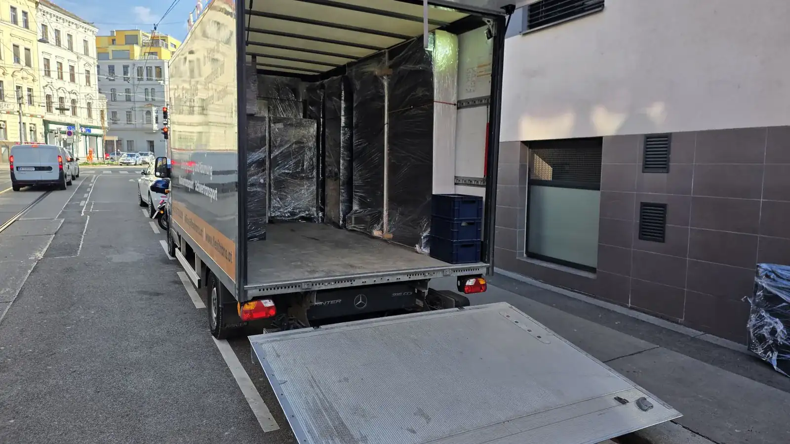 LKW von FlexiTrans für Klaviertransporte in Wien