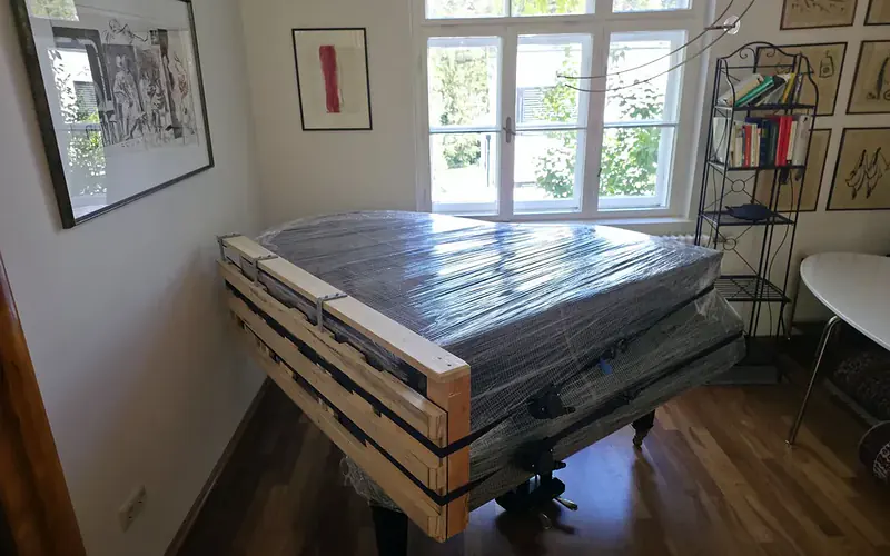 Holzlatten als Kantenschutz rund um den Flügel