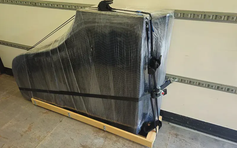 Verpackter Flügel, im Laderaum verzurrt