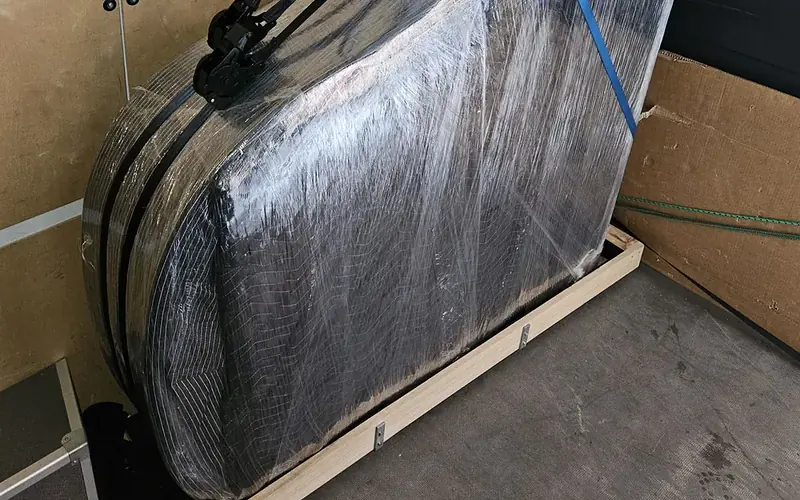 Flügel auf dem gepolsterten Holzschlitten